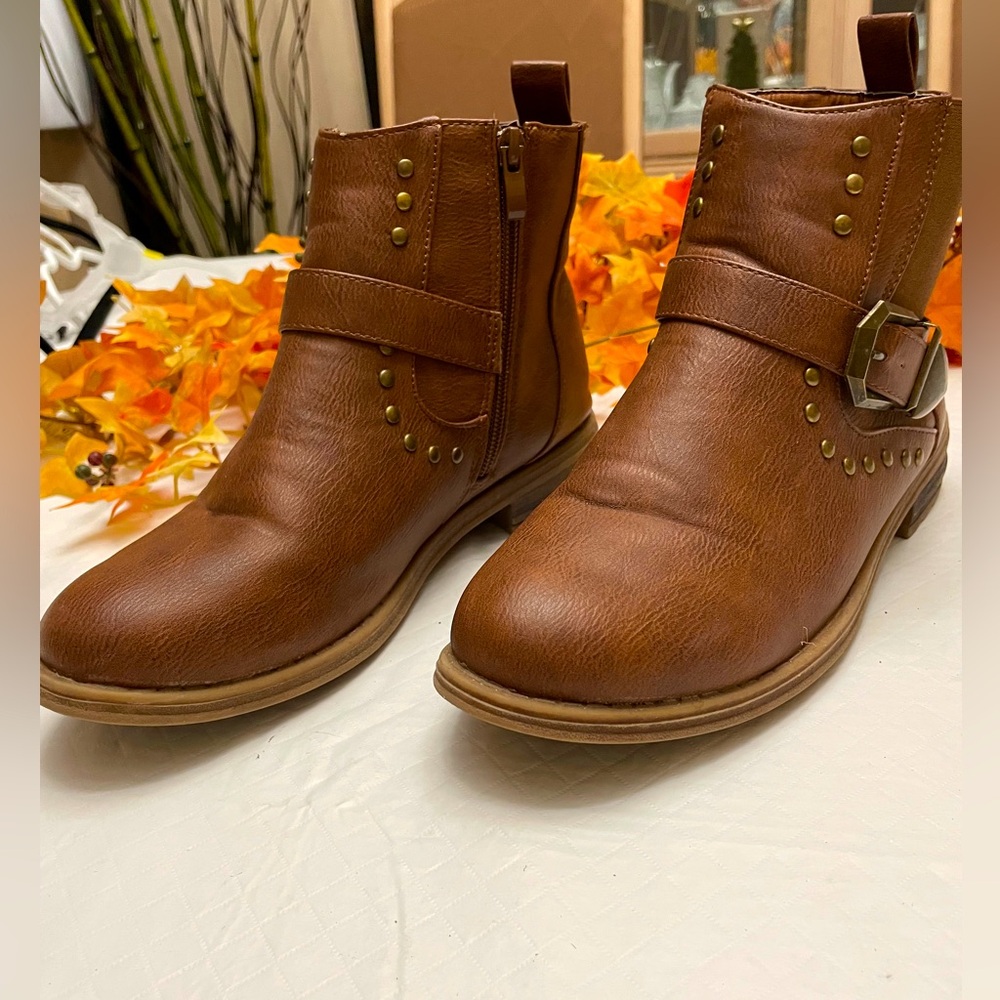 Size 7 short medium brown coloured unlined boots by ameta.